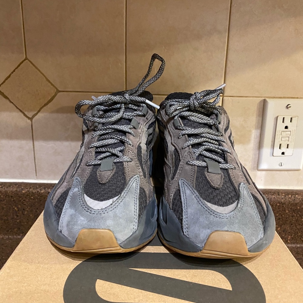 Yeezy Boost 700 V2 Geode - Picture 3 of 9